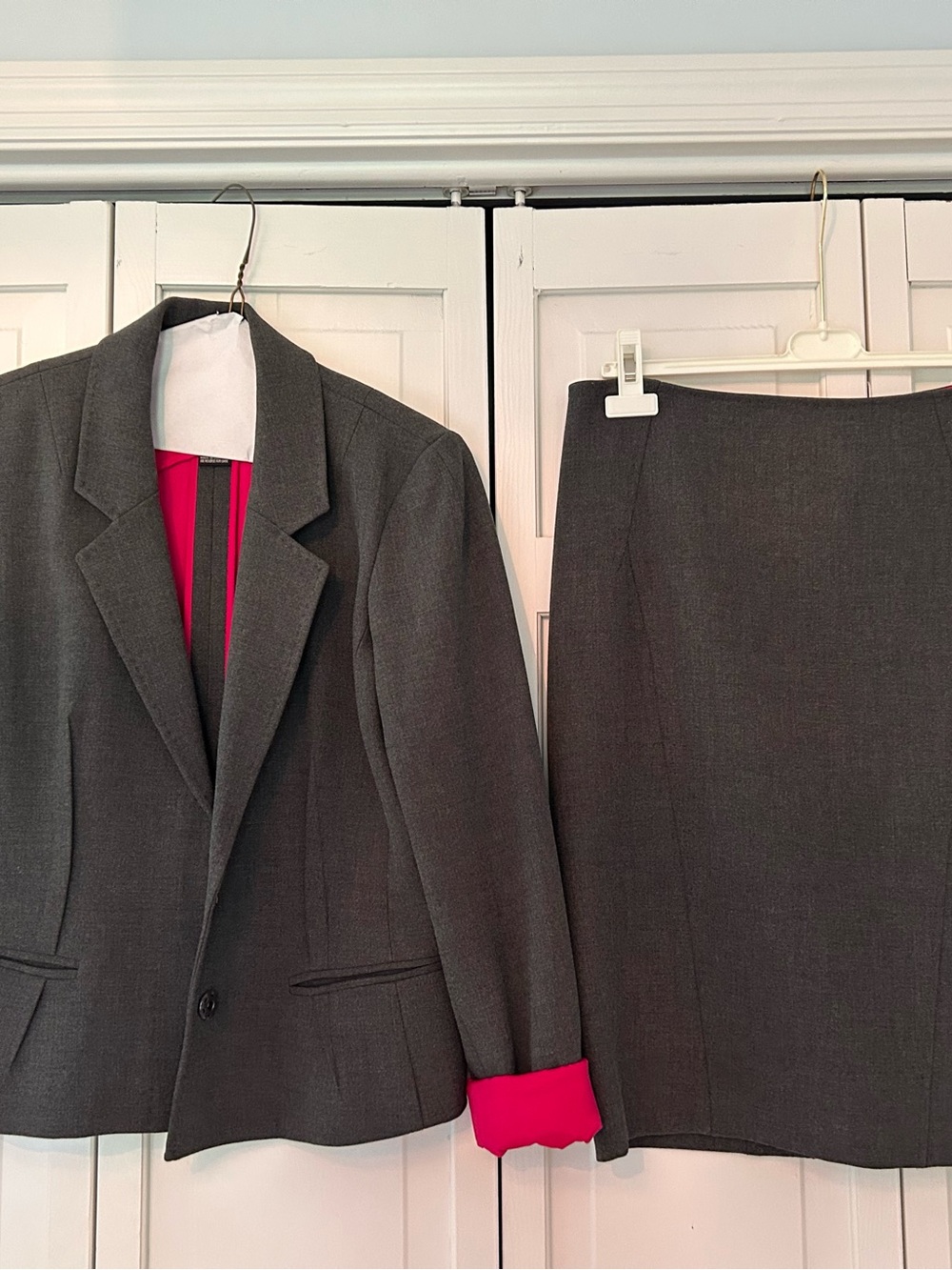 Etcetera Gray Pencil Skirt with Fuchsia Lining